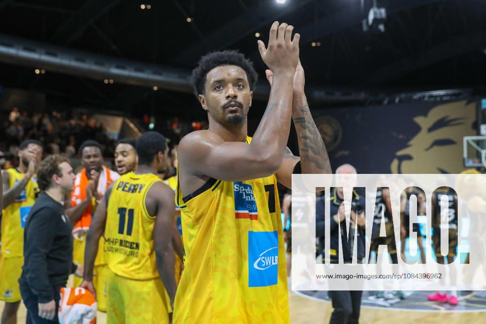 Basketball easyCredit BBL, Basketball Löwen Braunschweig vs. MHP RIESEN Ludwigsburg, from left: Elijah Hughes (Ludwigsburg), 7. Celebrations after the victory, celebrations after the game in Braunschweig