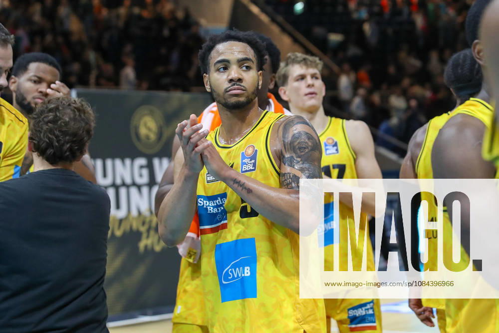 Basketball easyCredit BBL, Basketball Löwen Braunschweig vs. MHP RIESEN Ludwigsburg, from left: Ishmael Leggett (Ludwigsburg), 5: Celebrating the victory, Celebrations after the game in Braunschweig