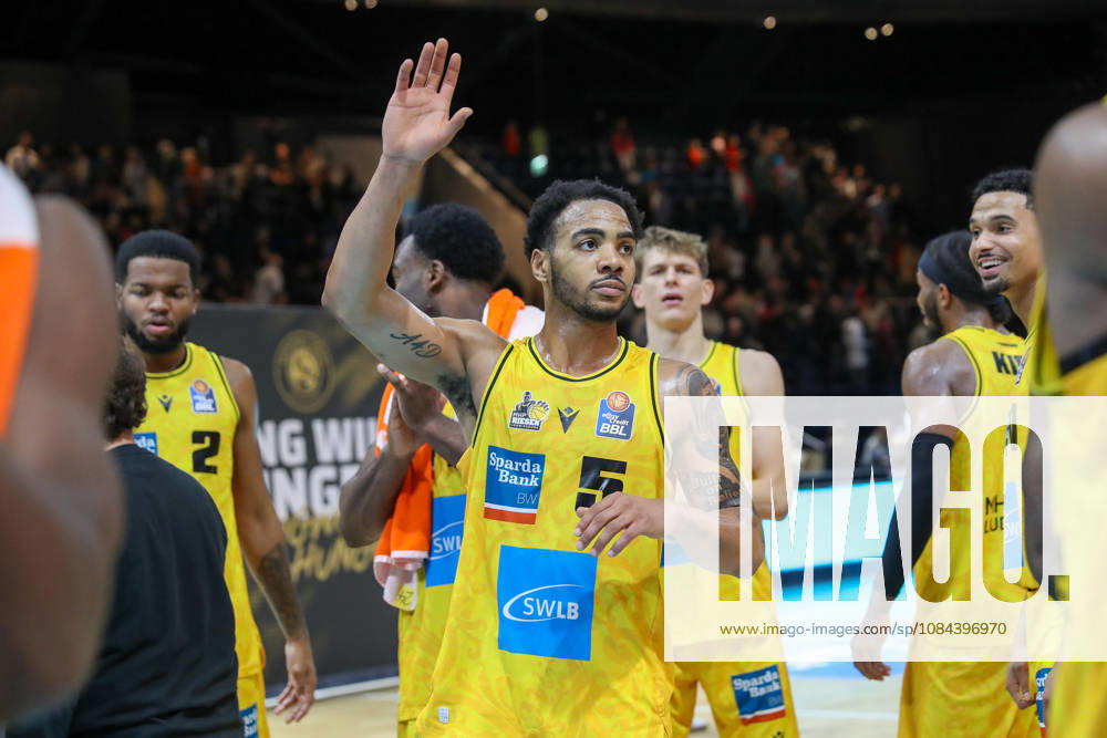 Basketball easyCredit BBL, Basketball Löwen Braunschweig vs. MHP RIESEN Ludwigsburg, from left: Ishmael Leggett (Ludwigsburg), 5: Celebrating the victory, Celebrations after the game in Braunschweig