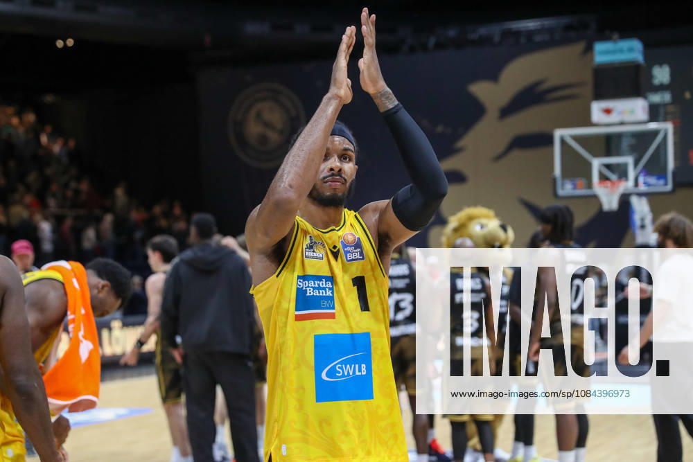 Basketball easyCredit BBL, Basketball Löwen Braunschweig vs. MHP RIESEN Ludwigsburg,, from left: Justin Kier (Ludwigsburg), 1: Celebrating the victory, Celebrations after the game in Braunschweig