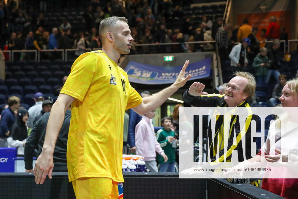Basketball easyCredit BBL, Basketball Löwen Braunschweig vs. MHP RIESEN Ludwigsburg, from left: Jonas Wohlfarth and Bottermann (Ludwigsburg), 18 Celebrating the victory, Celebrations after the game in Braunschweig