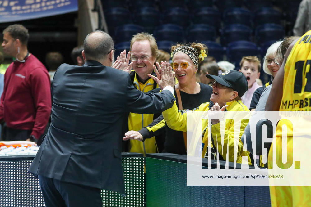 Basketball easyCredit BBL, Basketball Löwen Braunschweig vs. MHP RIESEN Ludwigsburg,, from left: Carles Duran Ortega (Ludwigsburg), coach celebrating the victory, celebrating with the Braunschweig fans after the game