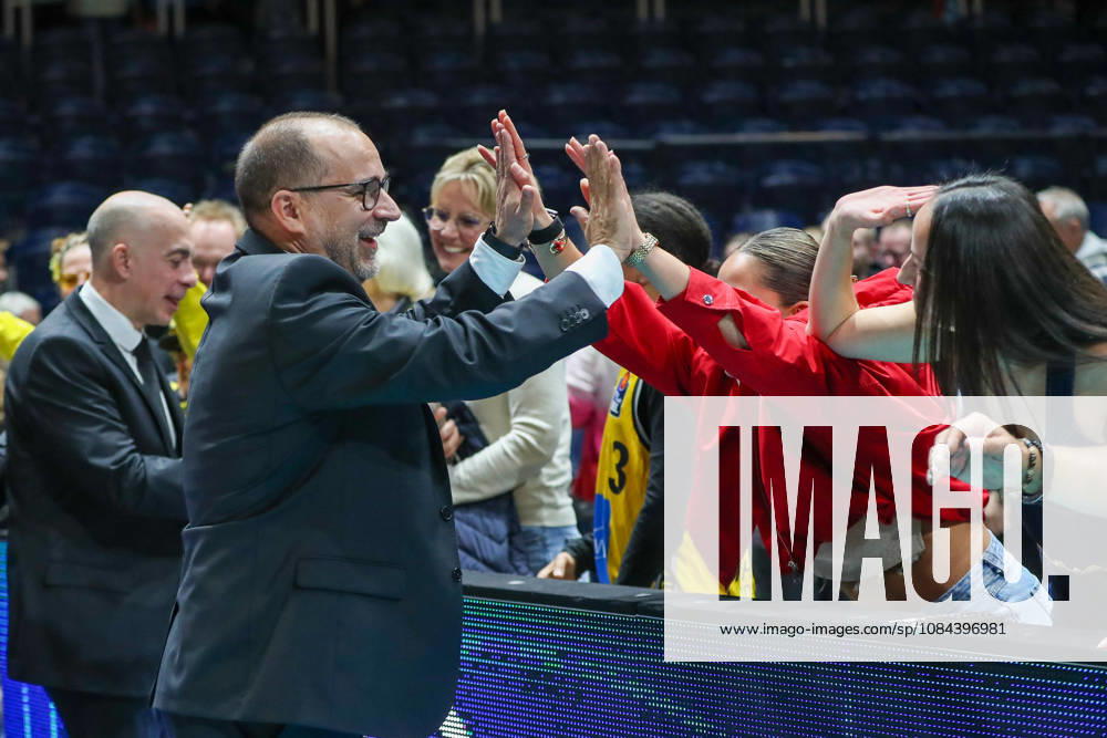 Basketball easyCredit BBL, Basketball Löwen Braunschweig vs. MHP RIESEN Ludwigsburg,, from left: Carles Duran Ortega (Ludwigsburg), coach celebrating the victory, celebrating with the Braunschweig fans after the game