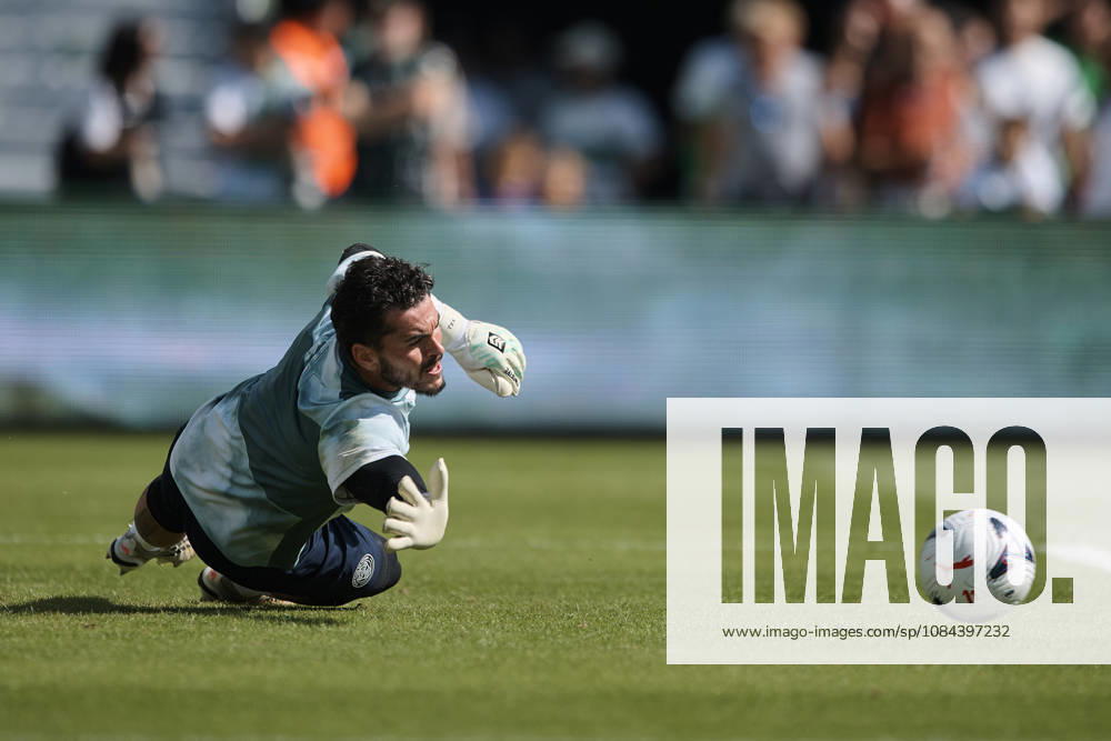 Elche CF v RC Celta de Vigo - LaLiga EA Sports ELCHE, SPAIN - OCTOBER 11: Alejandro Iturbe Goalkeeper of Elche CF warms up prior to the LaLiga 2026 27 EA Sports match between Elche CF and RC Celta de Vigo at Manuel Martinez Valero Stadium on October 11, 2026, in Elche, Spain. (Photo by Francisco Macia Photo Players Images Magara Press) Elche Martinez Valero Stadium Spain