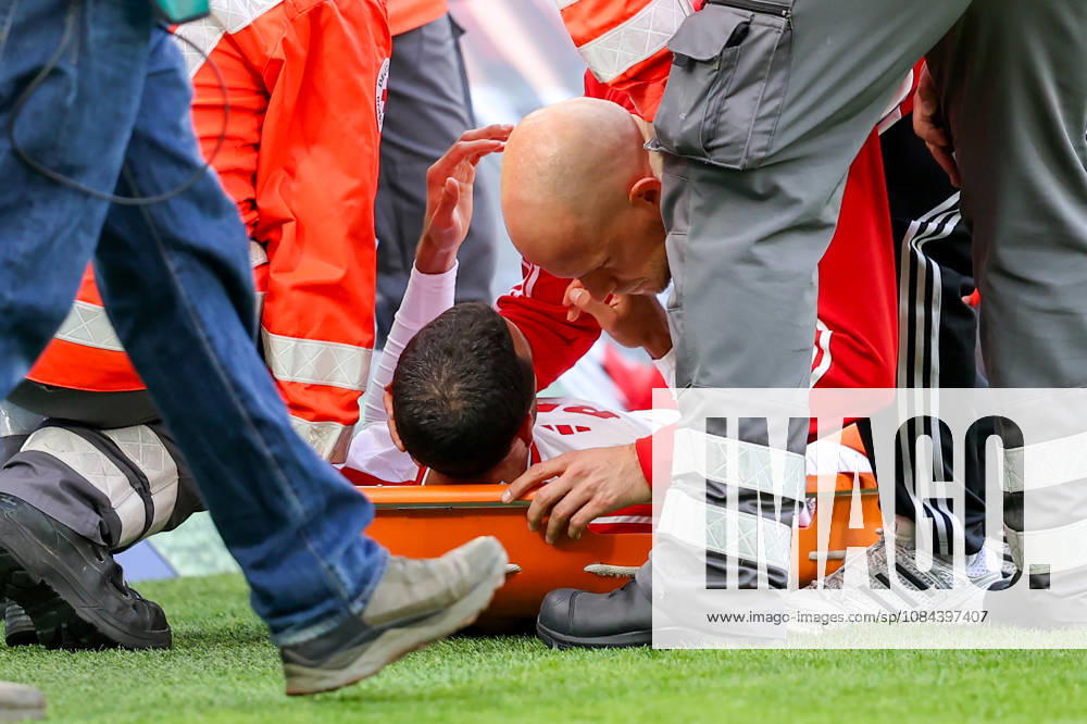 soccer, Bundesliga, 1. FC Köln vs. Borussia Mönchengladbach, RheinEnergieSTADION, Matchday 5, 2026–2027 Season: 1. FC Köln Coach Rene Wagner speaks with injured player Ellyes Skhiri, who is lying on a stretcher. DFB regulations prohibit any use of photographs as image sequences and or quasi-video. Photo: WilkowskixPressefotoKochx, North Rhine-Westphalia Westphalia, Germany