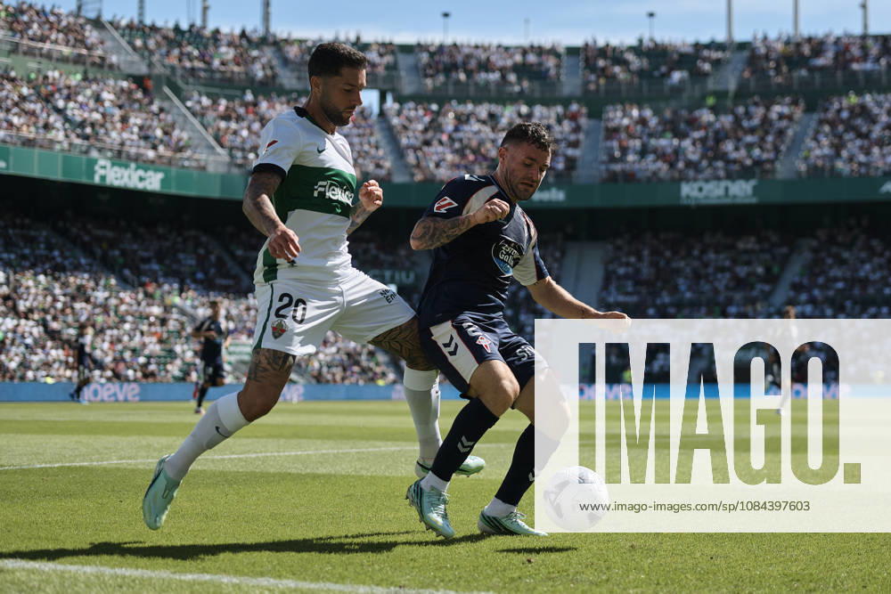 Elche CF v RC Celta de Vigo - LaLiga EA Sports ELCHE, SPAIN - OCTOBER 11: Javi Galan of Celta de Vigo competes for the ball with Tete Morente of Elche CF during to the LaLiga 2026 27 EA Sports match between Elche CF and RC Celta de Vigo at Manuel Martinez Valero Stadium on October 11, 2026, in Elche, Spain. (Photo by Francisco Macia Photo Players Images Magara Press) Elche Martinez Valero Stadium Spain