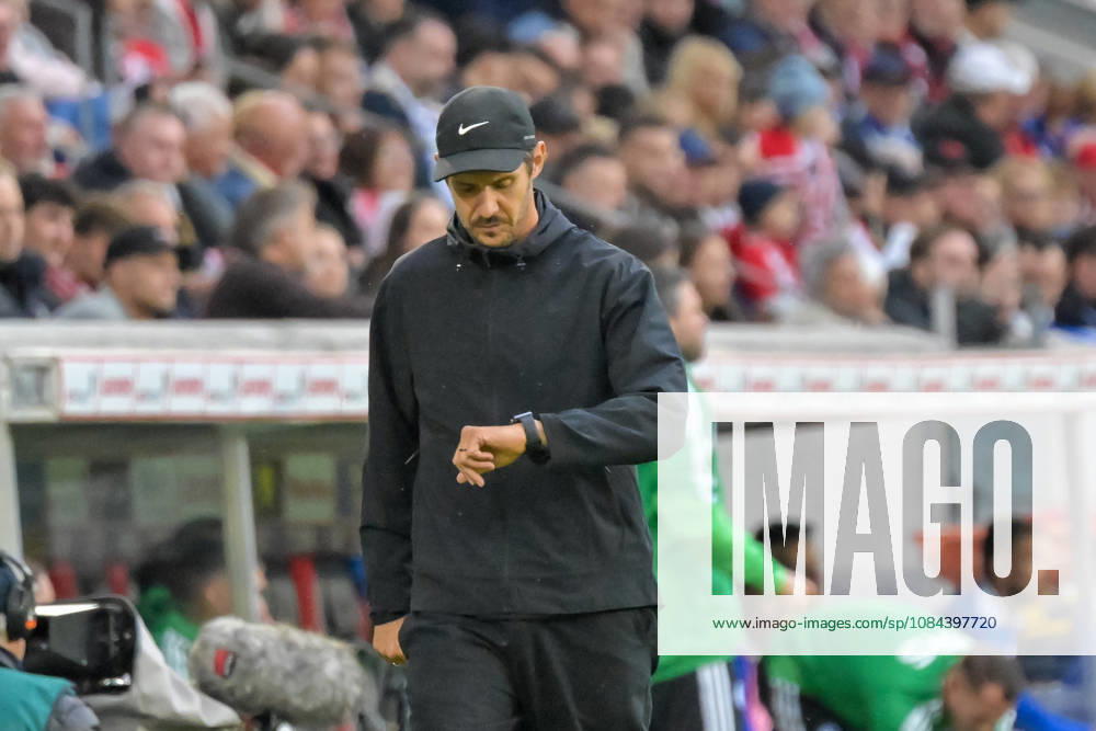 Julian Schuster, SC Freiburg coach, looks at his watch (GER), SC Freiburg vs. Schalke 04, soccer, Bundesliga, Matchday 5, 2026–2027 season, October 11, 2026 DFL and DFB regulations prohibit any use of photographs as image sequences and or quasi-video GER, SC Freiburg vs. Schalke 04, soccer, Bundesliga, Matchday 5, 2026–2027 season, October 11, 2026, Freiburg