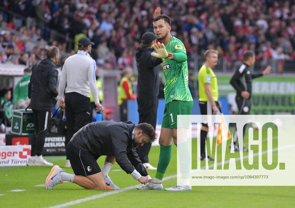 Soccer, Bundesliga 1, SC Freiburg vs. FC Schalke 04, L. Mio. Backhaus, SC Freiburg, tying shoelaces, DFL, DFB. REGULATIONS PROHIBIT ANY USE OF PHOTOGRAPHS AS IMAGE SEQUENCES AND OR QUASI-VIDEO. Freiburg