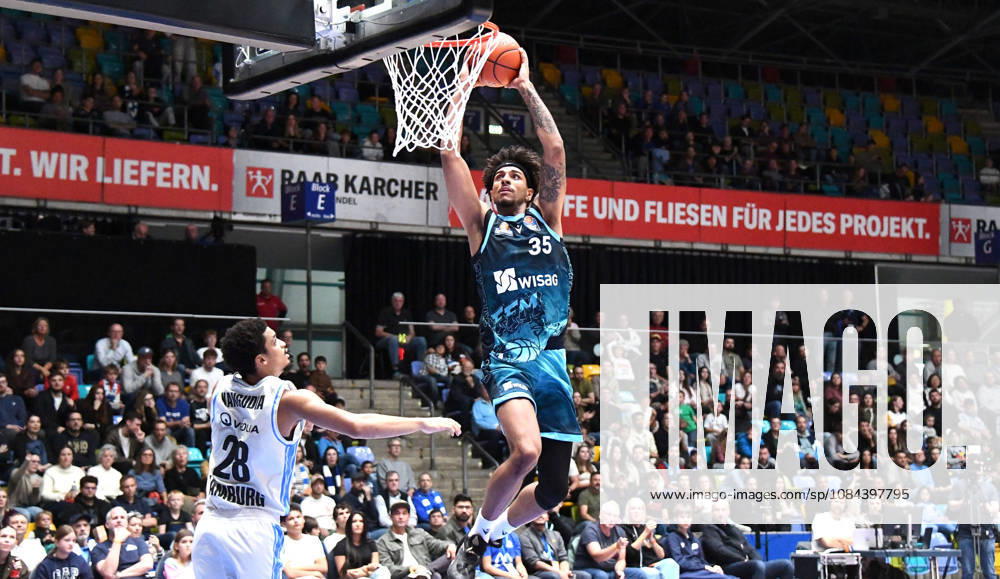 easyCredit BBL Bundesliga Basketball, Frankfurt Skyliners vs. Veolia Towers Hamburg, featuring Roman Bedime of the Fraport Skyliners Frankfurt, shot, jump to the basket, dunk, dunk in Frankfurt am Main