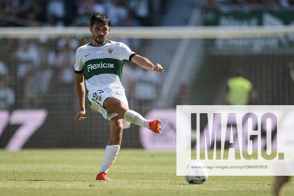 Elche CF v RC Celta de Vigo - LaLiga EA Sports ELCHE, SPAIN - OCTOBER 11: Victor Chust of Elche CF passes the ball during to the LaLiga 2026 27 EA Sports match between Elche CF and RC Celta de Vigo at Manuel Martinez Valero Stadium on October 11, 2026, in Elche, Spain. (Photo by Francisco Macia Photo Players Images Magara Press) Elche Martinez Valero Stadium Spain