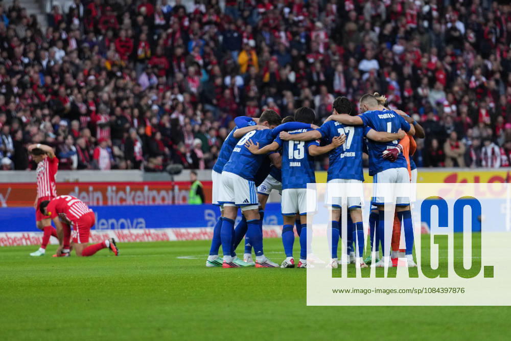Bundesliga Match: SC Freiburg vs. FC Schalke 04, October 11, 2026. FC Schalke 04 team huddle before the game. Bundesliga Match: SC Freiburg vs. FC Schalke 04, Europa-Park Stadium, October 11, 2026 DFB and DFL regulations prohibit any use of photographs as image sequences and or quasi-video.