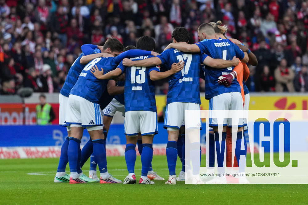 Bundesliga Match: SC Freiburg vs. FC Schalke 04, October 11, 2026. FC Schalke 04 team huddle before the game. Bundesliga Match: SC Freiburg vs. FC Schalke 04, Europa-Park Stadium, October 11, 2026 DFB and DFL regulations prohibit any use of photographs as image sequences and or quasi-video.