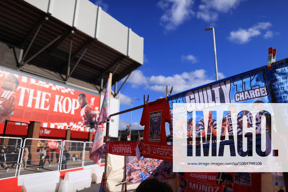 Liverpool gegen Manchester City, 11. Oktober 2026, Premier League: Fanartikel zum Spiel Liverpool gegen Manchester City mit den Aufdrucken Guilty und Cheats – in Anspielung auf die jüngsten gerichtlichen Verurteilungen wegen Verstößen gegen die Finanzregeln. Foto: Simon Stacpoole, Offside Liverpool, Großbritannien