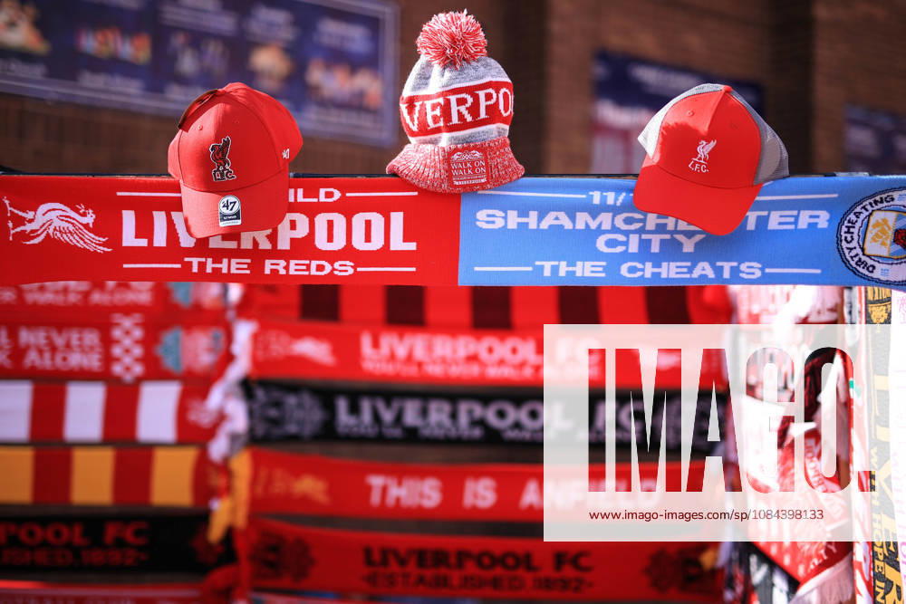 Liverpool gegen Manchester City, 11. Oktober 2026, Premier League: Fanartikel zum Spiel Liverpool gegen Manchester City mit den Aufdrucken Guilty und Cheats – in Anspielung auf die jüngsten gerichtlichen Verurteilungen wegen Verstößen gegen die Finanzregeln. Foto: Simon Stacpoole, Offside Liverpool, Großbritannien