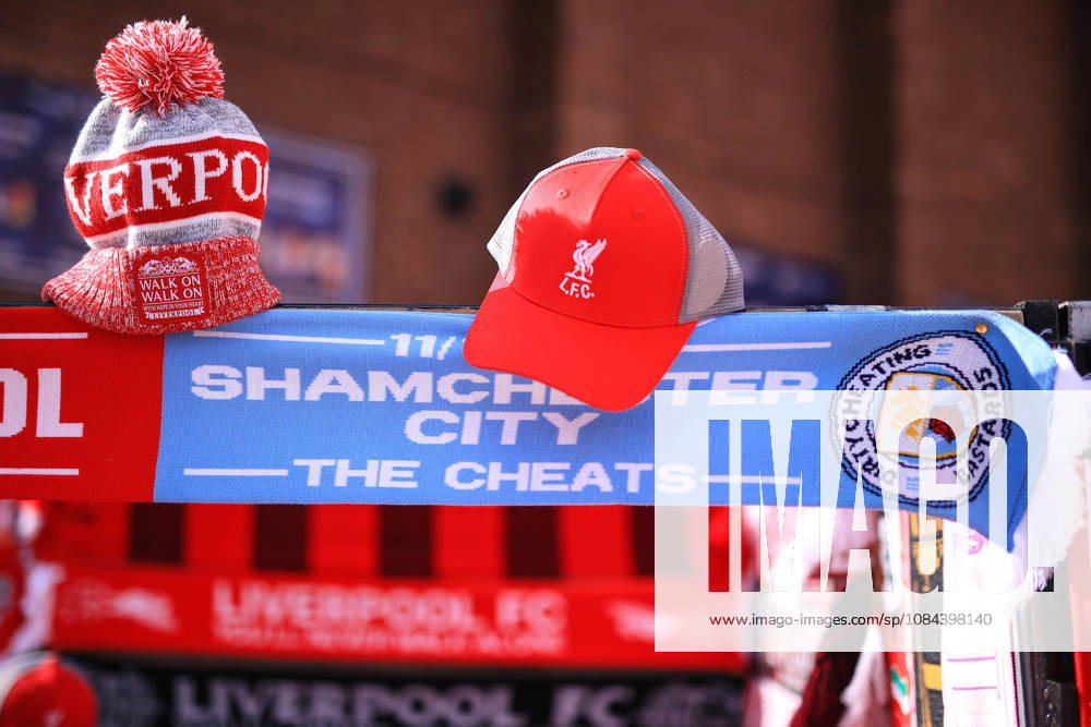 Liverpool gegen Manchester City, 11. Oktober 2026, Premier League: Fanartikel zum Spiel Liverpool gegen Manchester City mit den Aufdrucken Guilty und Cheats – in Anspielung auf die jüngsten gerichtlichen Verurteilungen wegen Verstößen gegen die Finanzregeln. Foto: Simon Stacpoole, Offside Liverpool, Großbritannien