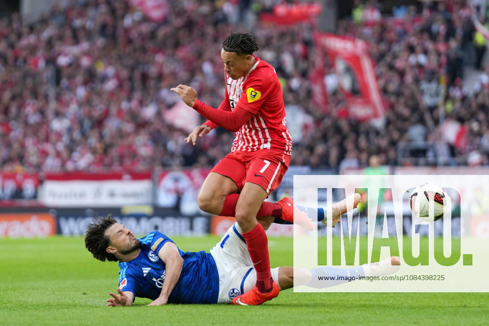 Adrian Gantenbein (FC Schalke 04, 17) in a tackle with Derry Scherhant (SC Freiburg, 07), Germany, Soccer, Bundesliga 1, Matchday 5, 2026–2027, SC Freiburg vs. FC Schalke 04, October 11, 2026, Europa-Park Stadium, Freiburg, Baden-Württemberg, Germany