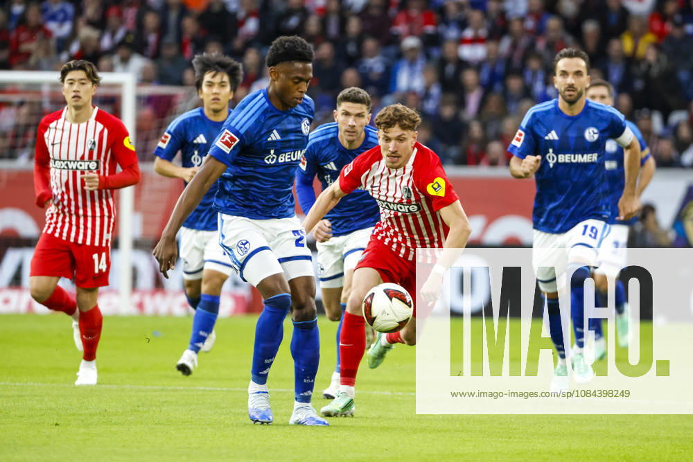 Junior Adamu of FC Schalke, 20, and Philipp Treu of SC Freiburg, 29, in a footrace, Germany, soccer, Bundesliga 1, Matchday 5, 2026–2027, SC Freiburg vs. FC Schalke 04, October 11, 2026, Freiburg im Breisgau, Europa-Park Stadium, Germany