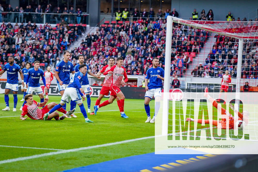 Germany Soccer Bundesliga 2026–2027, Matchday 5: SC Freiburg vs. FC Schalke 04 at Europa-Park Stadium in Freiburg. Goal and shot on goal for the 1–0 lead by Maximilian Eggestein (SC Freiburg), 8; Loris Karius (FC Schalke 04), 1, can only watch as the ball crosses the line.