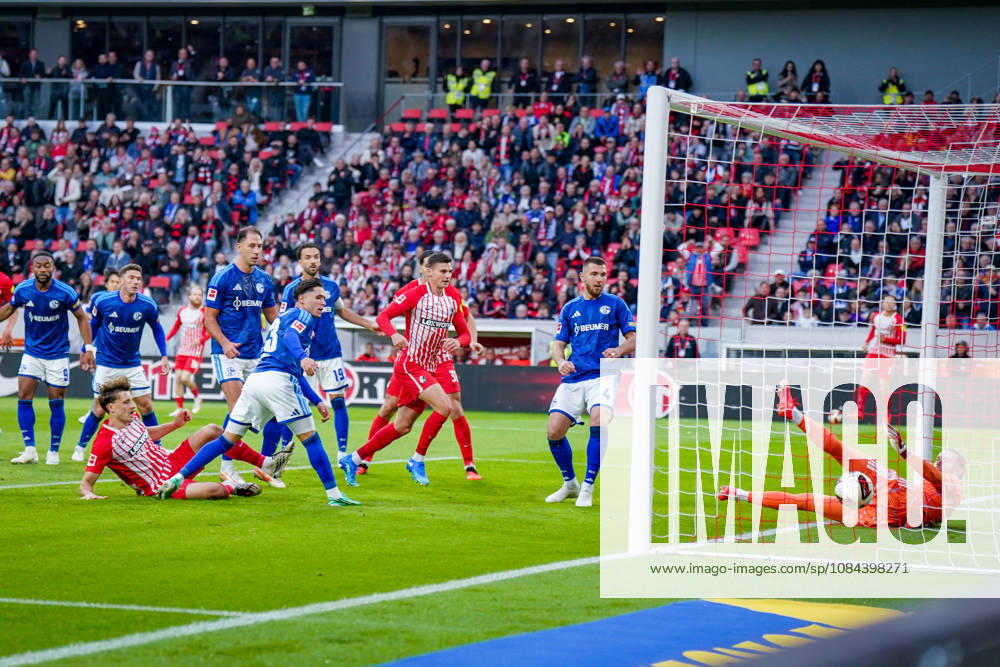 Germany Soccer Bundesliga 2026–2027, Matchday 5: SC Freiburg vs. FC Schalke 04 at Europa-Park Stadium in Freiburg. Goal and shot on goal for the 1–0 lead by Maximilian Eggestein (SC Freiburg), 8; Loris Karius (FC Schalke 04), 1, can only watch as the ball crosses the line.