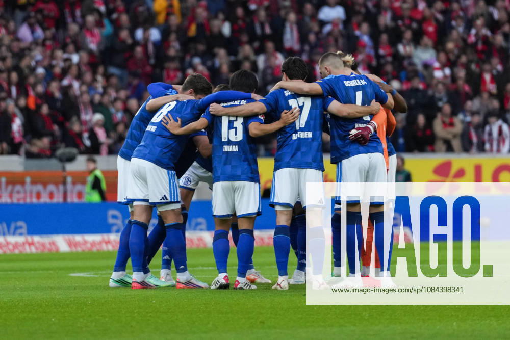 Bundesliga Match: SC Freiburg vs. FC Schalke 04, October 11, 2026. FC Schalke 04 team huddle before the game. Bundesliga Match: SC Freiburg vs. FC Schalke 04, Europa-Park Stadium, October 11, 2026 DFB and DFL regulations prohibit any use of photographs as image sequences and or quasi-video.