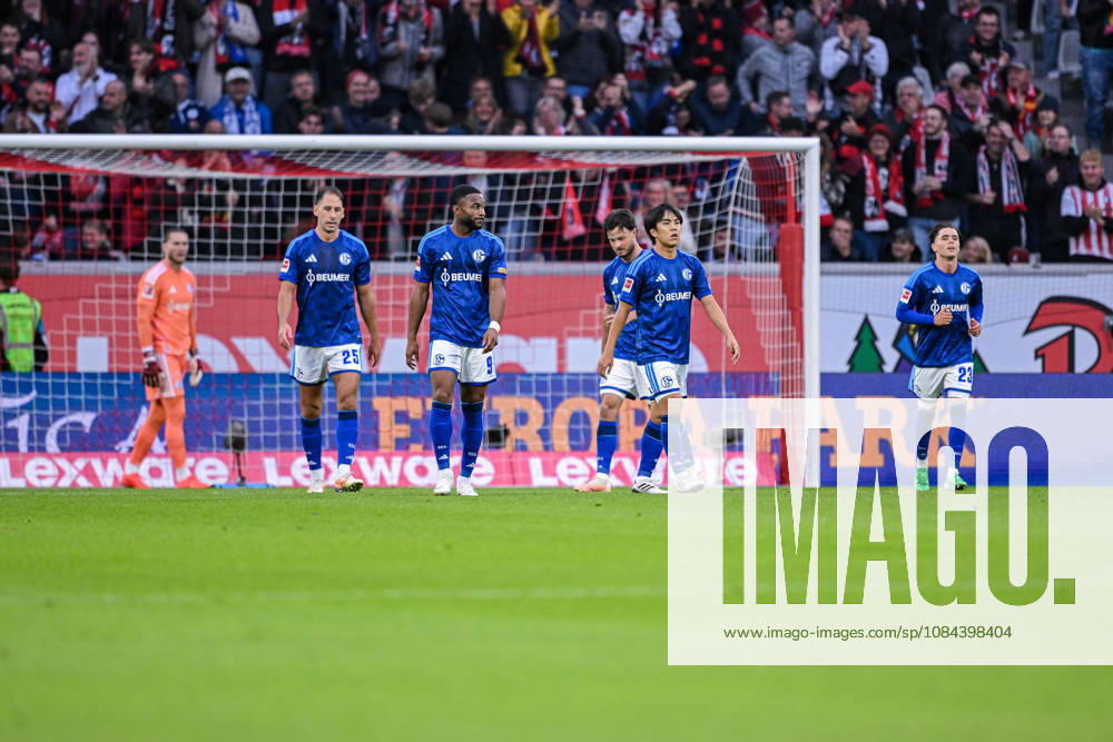 Soccer, 2026–2027 Season, Bundesliga, SC Freiburg vs. FC Schalke 04, The FC Schalke 04 players are disappointed after conceding a goal, xRHR PHOTO YYx