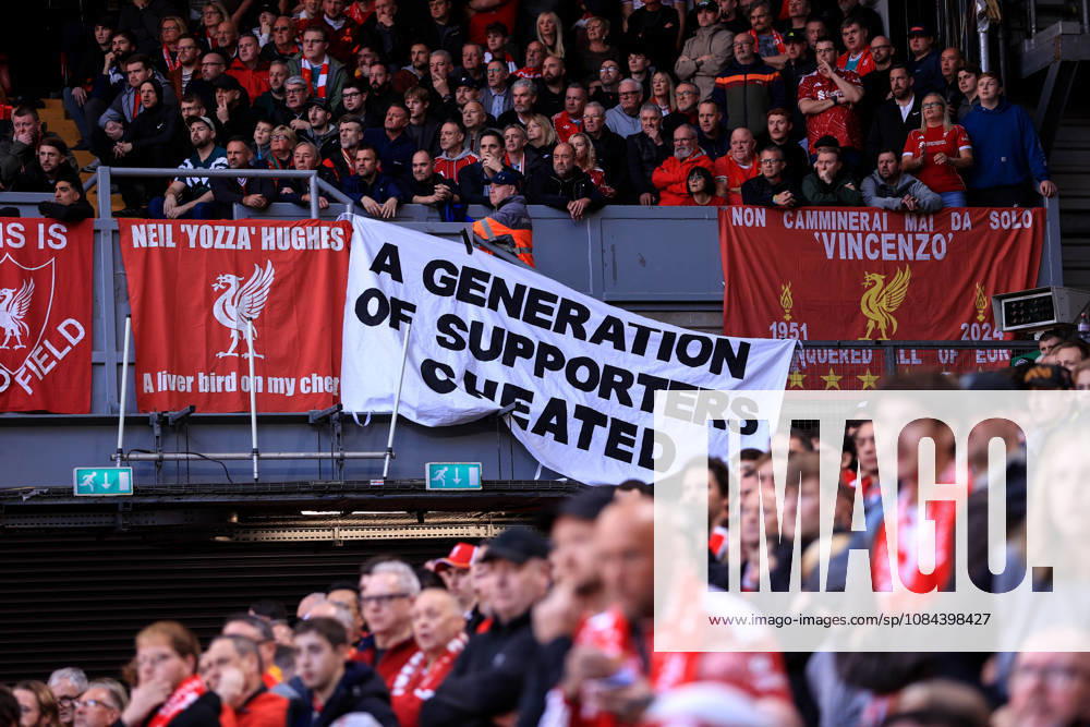 Liverpool gegen Manchester City, 11. Oktober 2026, Premier League: Liverpool gegen Manchester City – Liverpool-Fans halten Transparente hoch, auf denen sie sich zu dem Urteil wegen finanzieller Verfehlungen von Manchester City äußern. Foto: Simon Stacpoole, Offside Liverpool, Großbritannien
