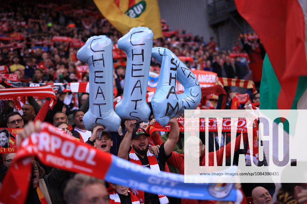 Liverpool gegen Manchester City, 11. Oktober 2026, Premier League: Liverpool gegen Manchester City – Liverpool-Fans halten eine aufblasbare 114 hoch, als Reaktion auf das Urteil wegen finanzieller Vergehen gegen Manchester City. Foto: Simon Stacpoole, Offside Liverpool, Großbritannien