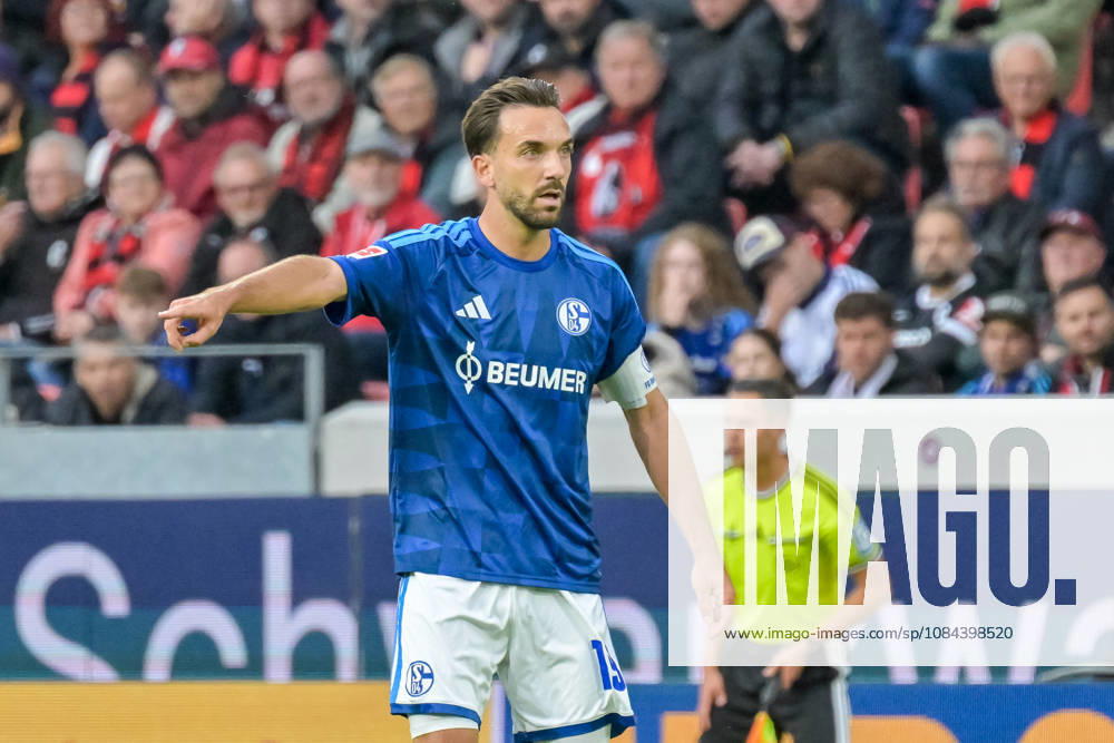 Kenan Karaman, FC Schalke 04, 19, gesturing (GER), SC Freiburg vs. Schalke 04, soccer, Bundesliga, Matchday 5, 2026–2027 season, October 11, 2026 DFL DFB regulations prohibit any use of photographs as image sequences and or quasi-video, SC Freiburg vs. Schalke 04, soccer, Bundesliga, Matchday 5, 2026–2027 season, October 11, 2026, Freiburg
