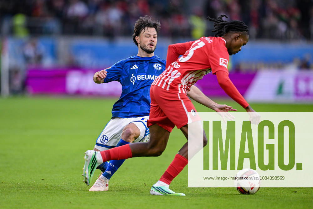 Soccer, 2026–2027 Season, Bundesliga, SC Freiburg vs. FC Schalke 04, Adrian Gantenbein (FC Schalke 04), Jordy Makengo (SC Freiburg) xRHR PHOTO YYx