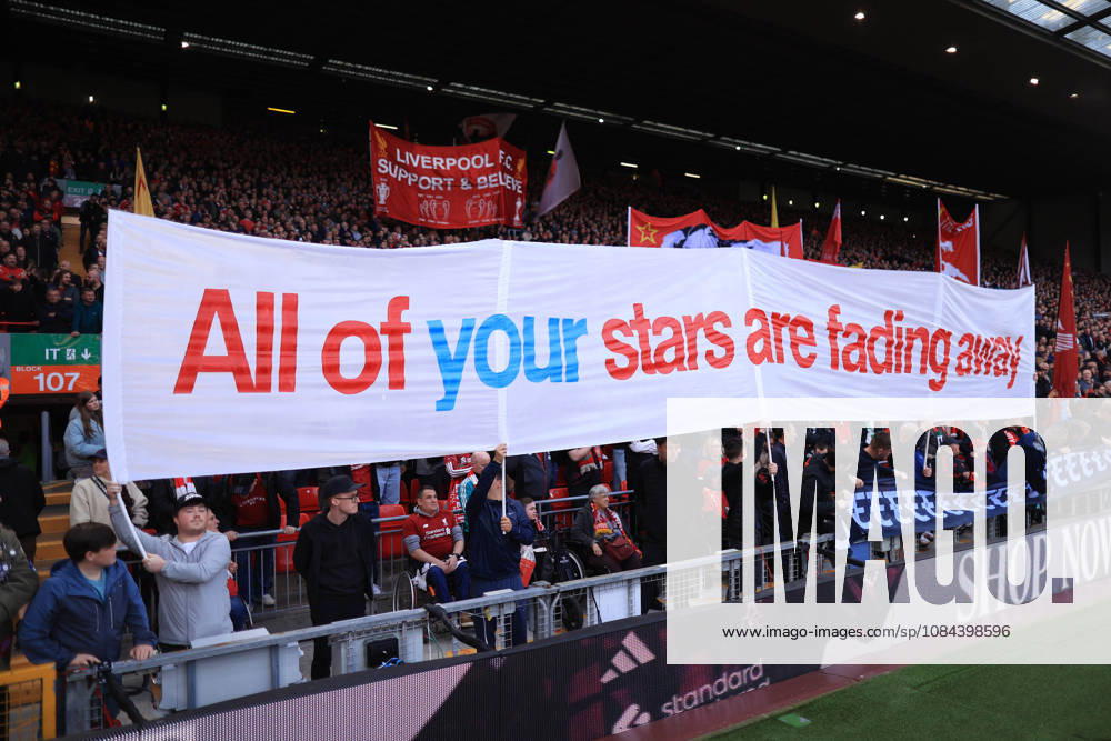 Liverpool gegen Manchester City, 11. Oktober 2026, Premier League: Liverpool gegen Manchester City – Liverpool-Fans halten Transparente hoch, auf denen sie sich zu dem Urteil wegen finanzieller Vergehen gegen Manchester City äußern. Foto: Simon Stacpoole, Offside Liverpool, Großbritannien