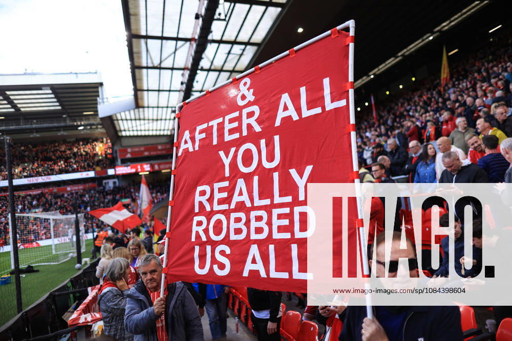 Liverpool gegen Manchester City, 11. Oktober 2026, Premier League: Liverpool gegen Manchester City – Liverpool-Fans halten Transparente hoch, auf denen sie sich zu dem Urteil wegen finanzieller Verfehlungen von Manchester City äußern. Foto: Simon Stacpoole, Offside Liverpool, Großbritannien