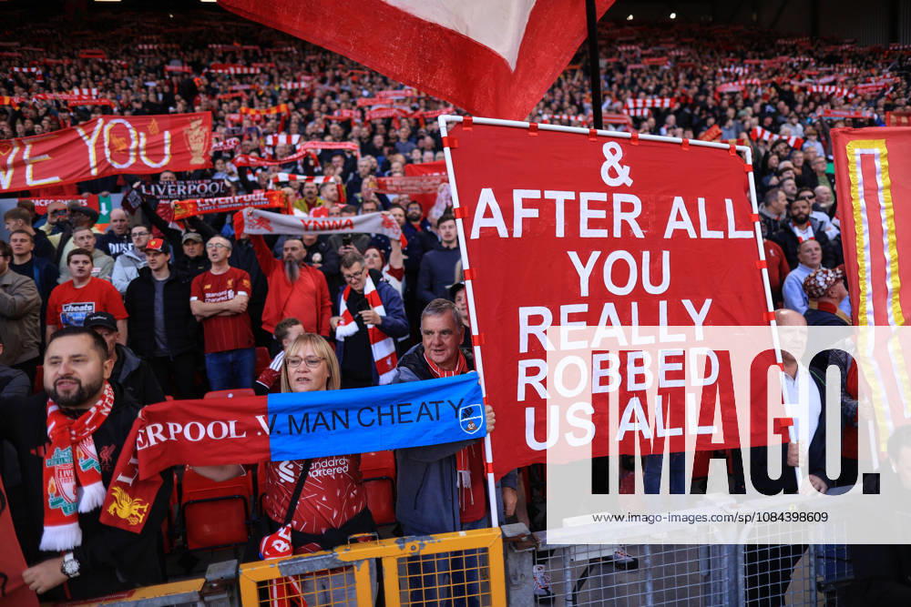 Liverpool gegen Manchester City, 11. Oktober 2026, Premier League: Liverpool gegen Manchester City – Liverpool-Fans halten Transparente hoch, auf denen sie sich zu dem Urteil wegen finanzieller Verfehlungen von Manchester City äußern. Foto: Simon Stacpoole, Offside Liverpool, Großbritannien
