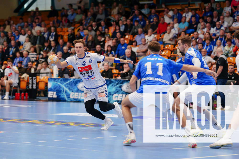 2nd Handball Bundesliga, Matchday 7: Dessau Roßlauer HV 06 vs. VfL Lübeck Schwartau; Einar Nickelsen, VfL Lübeck Schwartau, No. 42 on offense on October 11, 2026, at the Anhalt Arena, Dessau-Roßlau, Saxony-Anhalt, Dessau-Roßlau, Anhalt Arena, Saxony-Anhalt, Germany