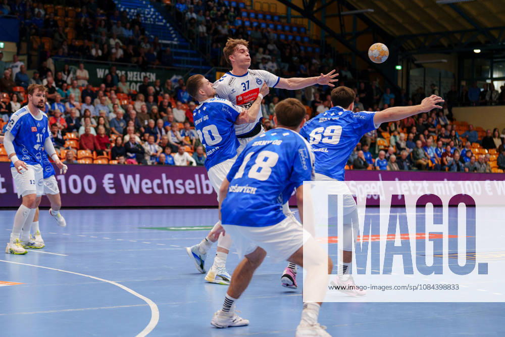 2nd Handball Bundesliga, Matchday 7: Dessau Roßlauer HV 06 vs. VfL Lübeck Schwartau; Leonard Zink of VfL Lübeck Schwartau, 37 passes the ball and is blocked by Leon Ciudad Benitez of Dessau Roßlauer HV 06, 20, on October 11, 2026, at the Anhalt Arena, Dessau Roßlau, Saxony-Anhalt, Dessau Roßlau, Anhalt Arena, Saxony-Anhalt, Germany
