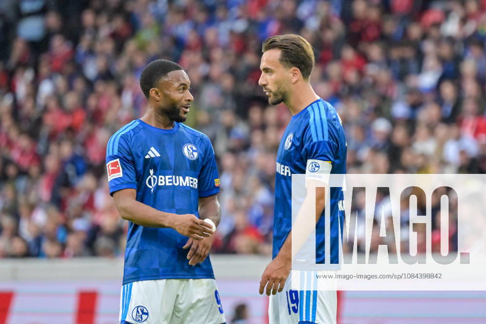 Moussa Sylla (FC Schalke 04, 09) and Kenan Karaman (FC Schalke 04, 19) are talking to each other. GER, SC Freiburg vs. Schalke 04, soccer, Bundesliga, Matchday 5, 2026–2027 season, October 11, 2026 DFL and DFB regulations prohibit any use of photographs as image sequences and or quasi-video GER, SC Freiburg vs. Schalke 04, soccer, Bundesliga, Matchday 5, 2026–2027 season, October 11, 2026, Freiburg