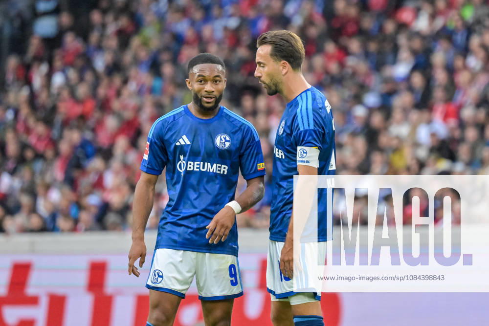 Moussa Sylla (FC Schalke 04, 09) and Kenan Karaman (FC Schalke 04, 19) are talking to each other. GER, SC Freiburg vs. Schalke 04, soccer, Bundesliga, Matchday 5, 2026–2027 season, October 11, 2026 DFL and DFB regulations prohibit any use of photographs as image sequences and or quasi-video GER, SC Freiburg vs. Schalke 04, soccer, Bundesliga, Matchday 5, 2026–2027 season, October 11, 2026, Freiburg
