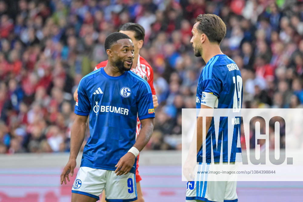 Moussa Sylla (FC Schalke 04, 09) and Kenan Karaman (FC Schalke 04, 19) are talking to each other. GER, SC Freiburg vs. Schalke 04, soccer, Bundesliga, Matchday 5, 2026–2027 season, October 11, 2026 DFL and DFB regulations prohibit any use of photographs as image sequences and or quasi-video GER, SC Freiburg vs. Schalke 04, soccer, Bundesliga, Matchday 5, 2026–2027 season, October 11, 2026, Freiburg