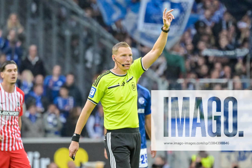 Martin Petersen, referee, gesturing (GER), SC Freiburg vs. Schalke 04, soccer, Bundesliga, Matchday 5, 2026–2027 season, October 11, 2026 DFL DFB regulations prohibit any use of photographs as image sequences and or quasi-video GER, SC Freiburg vs. Schalke 04, Soccer, Bundesliga, Matchday 5, 2026–2027 Season, October 11, 2026, Freiburg