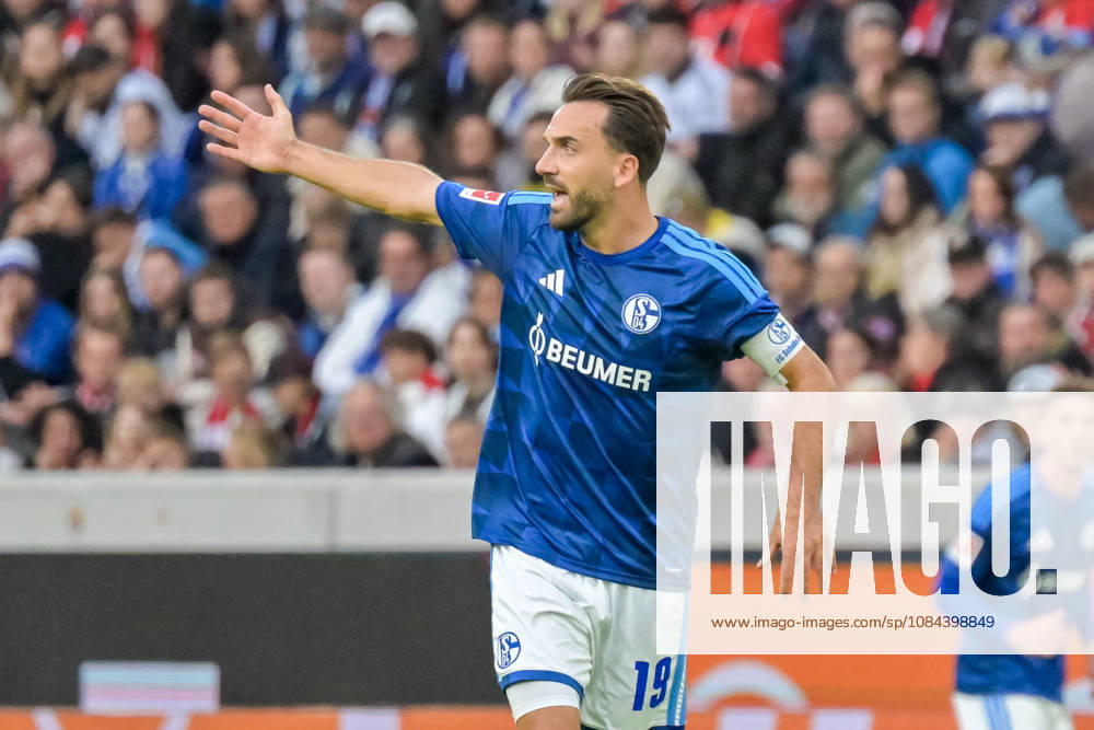 Kenan Karaman, FC Schalke 04, 19, gesturing (GER), SC Freiburg vs. Schalke 04, soccer, Bundesliga, Matchday 5, 2026–2027 season, October 11, 2026 DFL DFB regulations prohibit any use of photographs as image sequences and or quasi-video, GER, SC Freiburg vs. Schalke 04, soccer, Bundesliga, Matchday 5, 2026–2027 season, October 11, 2026, Freiburg