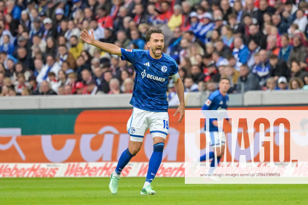 Kenan Karaman, FC Schalke 04, 19, gesturing (GER), SC Freiburg vs. Schalke 04, soccer, Bundesliga, Matchday 5, 2026–2027 season, October 11, 2026 DFL DFB regulations prohibit any use of photographs as image sequences and or quasi-video, GER, SC Freiburg vs. Schalke 04, soccer, Bundesliga, Matchday 5, 2026–2027 season, October 11, 2026, Freiburg