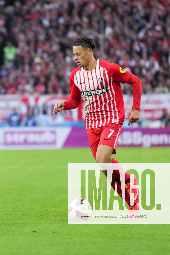 1 Bundesliga: SC Freiburg vs. FC Schalke 04, October 11, 2026; Derry Scherhant (SC Freiburg), 7 on the ball; 1 Bundesliga: SC Freiburg vs. FC Schalke 04, Europa-Park Stadium, October 11, 2026 DFB and DFL regulations prohibit any use of photographs as image sequences and or quasi-video.