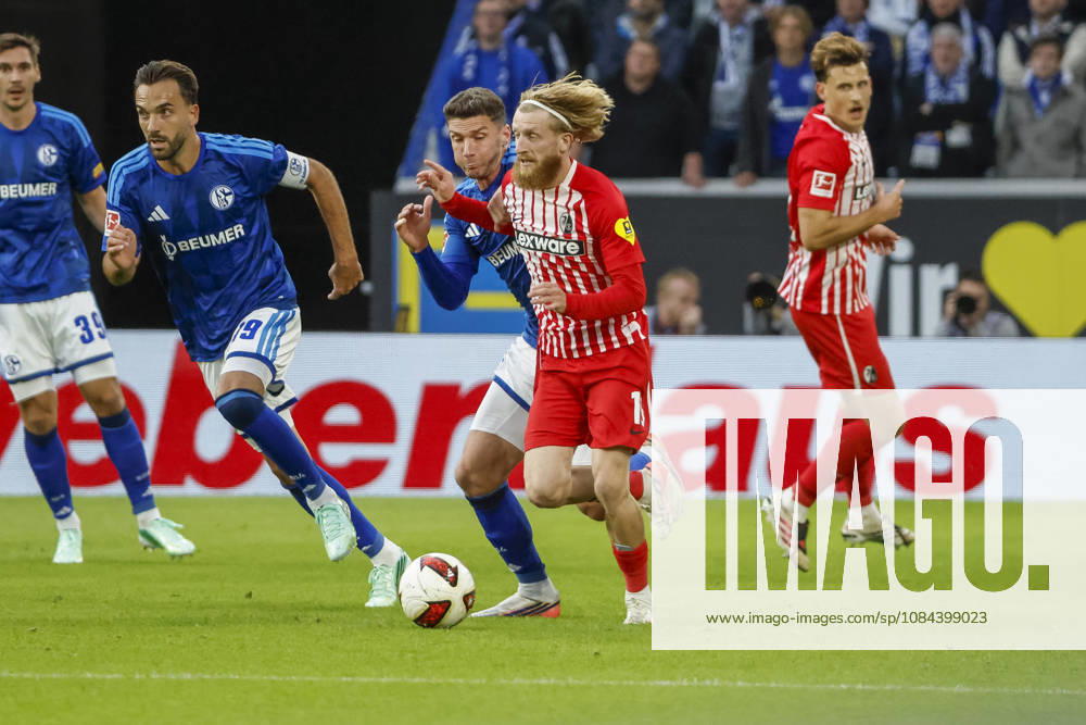 Robin Gosens (FC Schalke 08) and Niklas Beste (SC Freiburg 19) in a footrace, Germany, soccer, Bundesliga 1, Matchday 5, 2026–2027, SC Freiburg vs. FC Schalke 04, October 11, 2026, Freiburg im Breisgau, Europa-Park Stadium, Germany