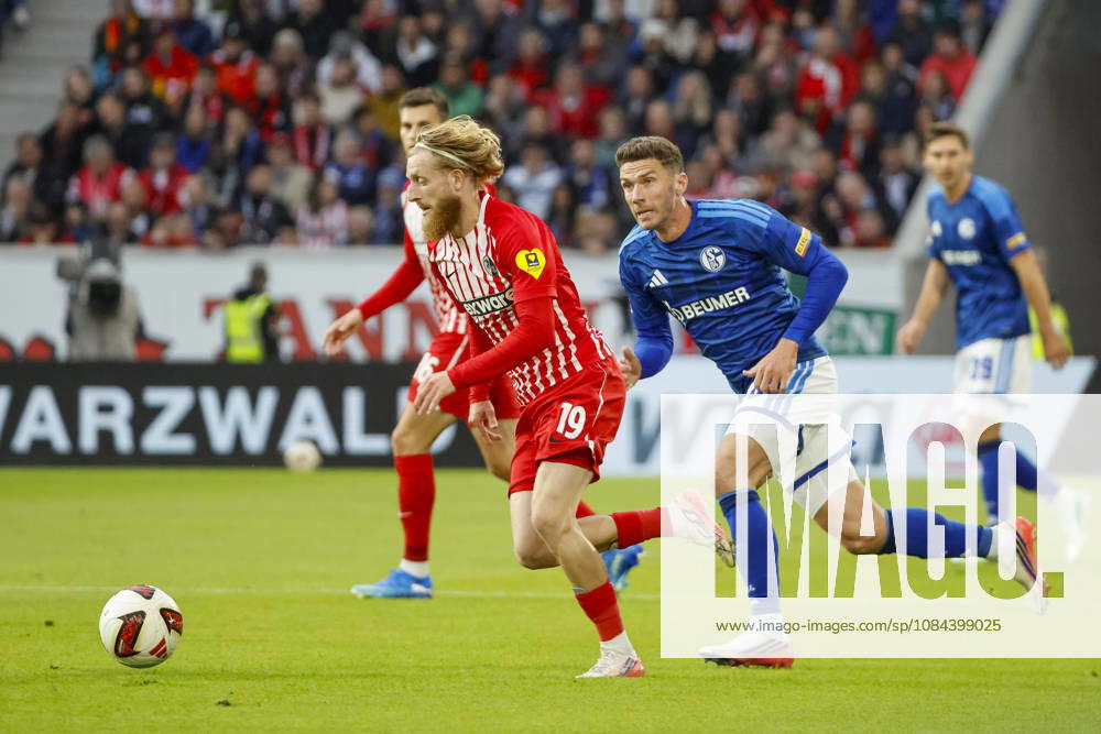 Niklas Beste of SC Freiburg, 19, and Robin Gosens of FC Schalke 04 in a footrace, Germany, soccer, Bundesliga 1, Matchday 5, 2026–2027, SC Freiburg vs. FC Schalke 04, October 11, 2026, Freiburg im Breisgau, Europa-Park Stadium, Germany