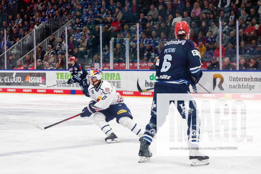 Elis Hede, EHC Red Bull Munich, 10, and Alex Peters, Schwenninger Wild Wings, 06, GER, Schwenninger Wild Wings vs. EHC Red Bull Munich, Ice Hockey, PENNY DEL, Matchday 8, 2026–2027 Season, October 11, 2026, GER, Schwenninger Wild Wings vs. EHC Red Bull Munich, Ice Hockey, PENNY DEL, Matchday 8, 2026–2027 season, October 11, 2026, Schwenningen
