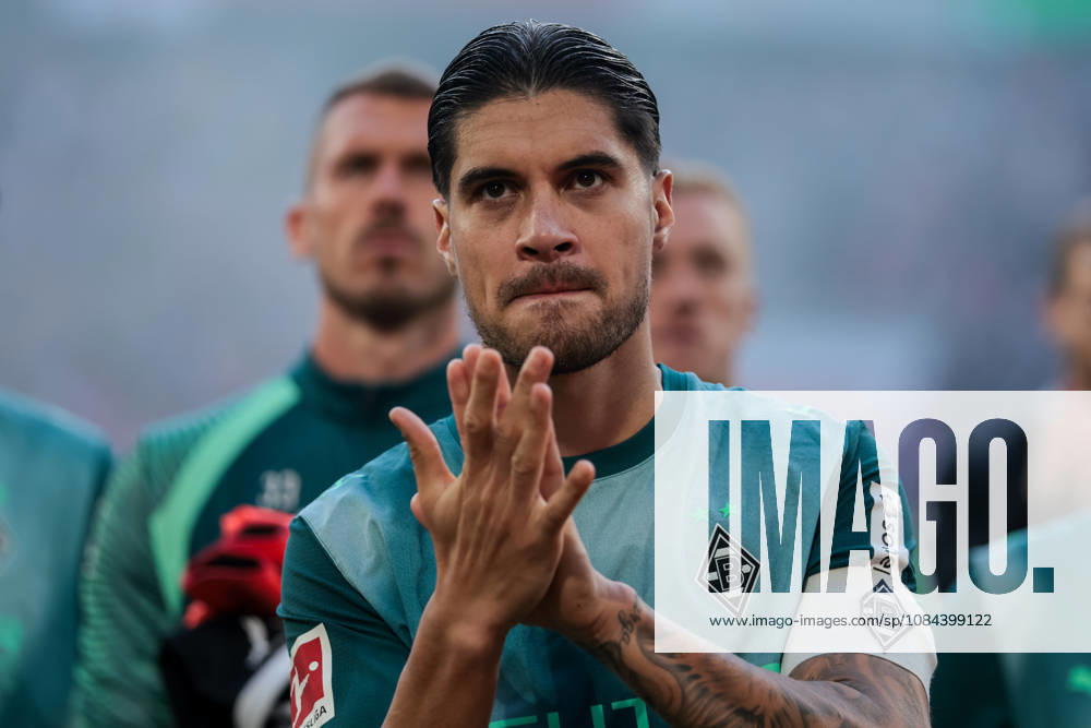 Kevin Diks of Borussia Monchengladbach applauds the fans after the Bundesliga 2026 27 match between 1. FC Koln and Borussia Monchengladbach at RheinEnergieStadion on October 11, 2026 in Cologne, Germany.