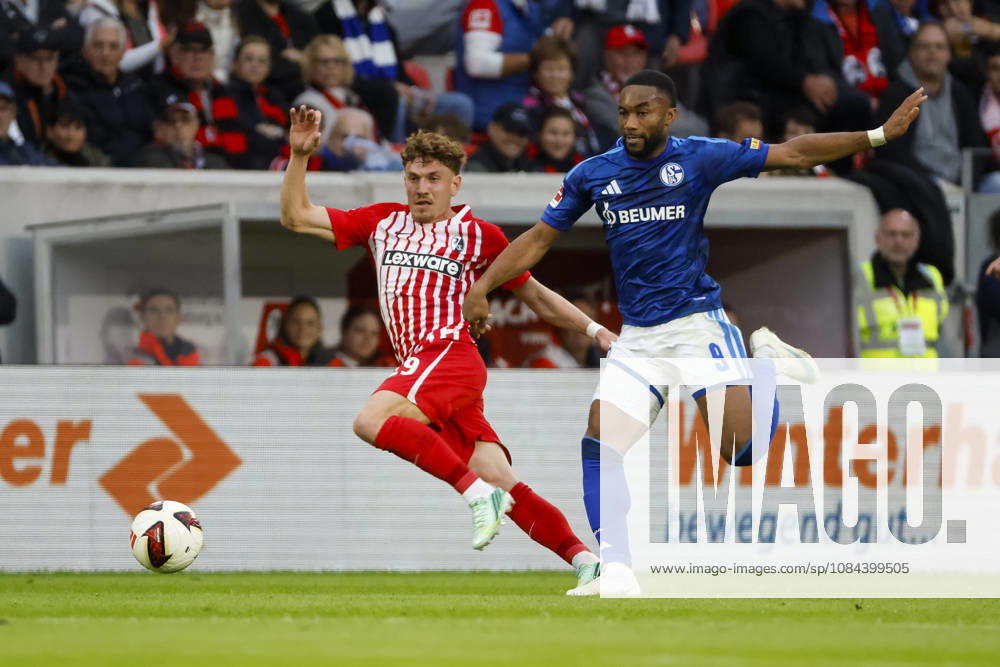 Philipp Treu (SC Freiburg), 29, and Moussa Sylla (FC Schalke 09) in a footrace, Germany, soccer, Bundesliga 1, Matchday 5, 2026–2027, SC Freiburg vs. FC Schalke 04, October 11, 2026, Freiburg im Breisgau, Europa-Park Stadium, Germany