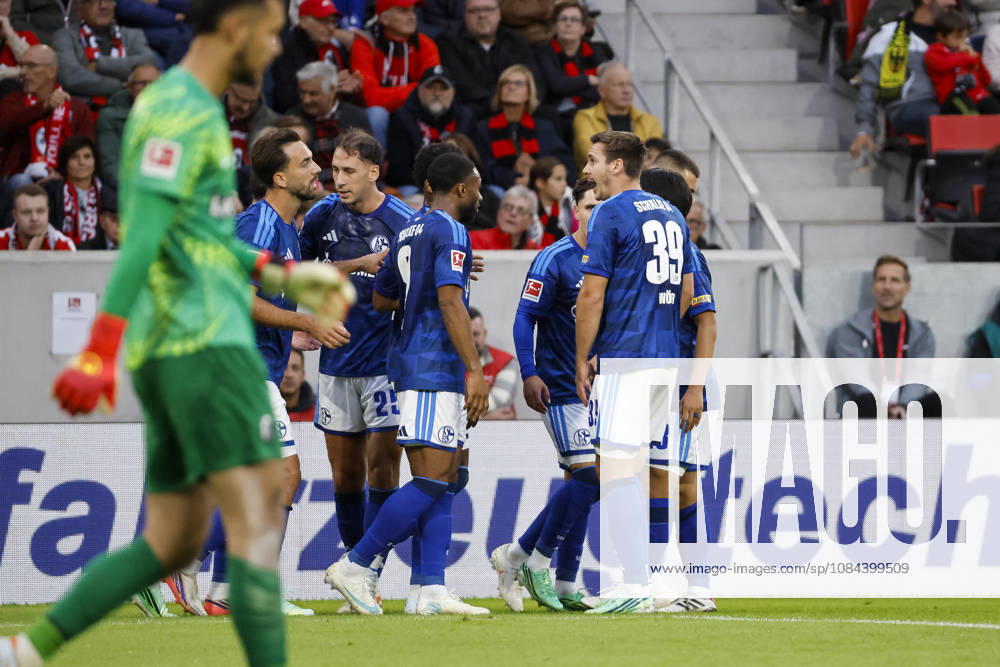 FC Schalke 04 celebrates Adrian Gantenbein s goal that tied the game at 1-1; FC Schalke, 17; joy, excitement, positive emotions, goal, Germany, soccer, Bundesliga 1, Matchday 5, 2026–2027, SC Freiburg vs. FC Schalke 04, October 11, 2026, Freiburg im Breisgau, Europa-Park Stadium, Germany