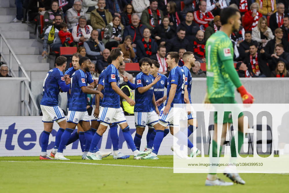 FC Schalke 04 celebrates Adrian Gantenbein s goal that tied the game at 1-1; FC Schalke, 17; joy, excitement, positive emotions, goal, Germany, soccer, Bundesliga 1, Matchday 5, 2026–2027, SC Freiburg vs. FC Schalke 04, October 11, 2026, Freiburg im Breisgau, Europa-Park Stadium, Germany