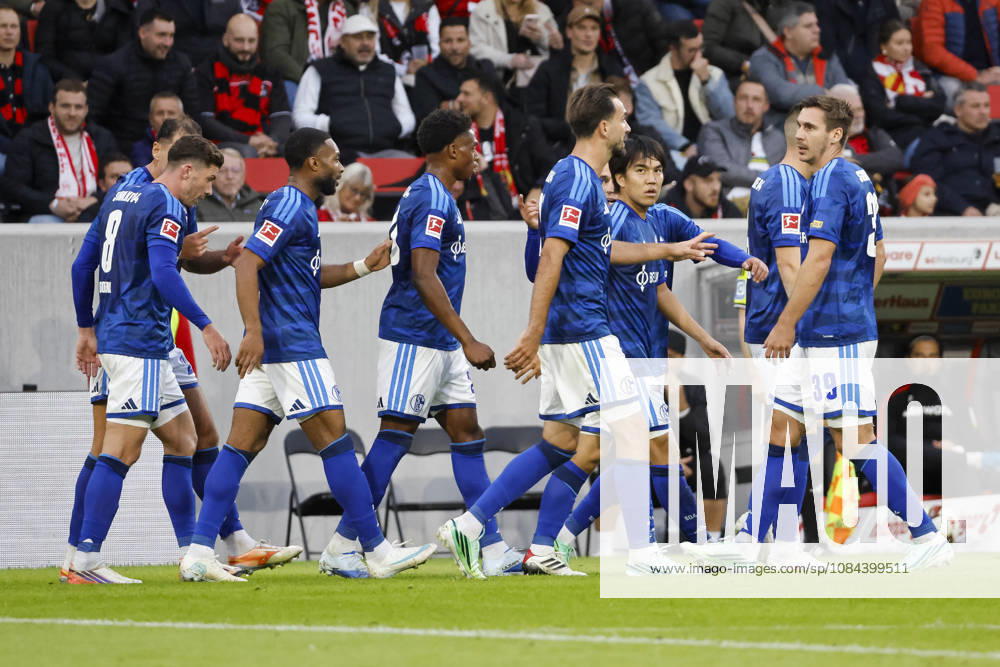 FC Schalke 04 celebrates Adrian Gantenbein s goal that tied the game at 1-1; FC Schalke, 17; joy, excitement, positive emotions, goal, Germany, soccer, Bundesliga 1, Matchday 5, 2026–2027, SC Freiburg vs. FC Schalke 04, October 11, 2026, Freiburg im Breisgau, Europa-Park Stadium, Germany