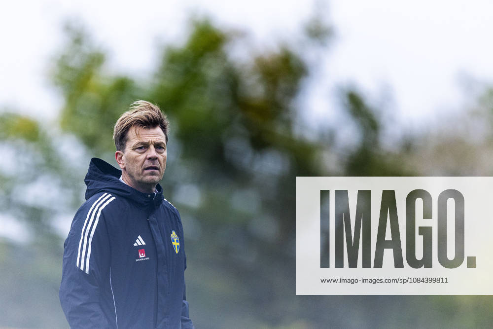 Head coach Tony Gustavsson of Sweden during a training session on October 11, 2026, in Stockholm. Photo by Caisa Rasmussen, BILDBYRAN COP 353 CR0079: soccer, football, fotball, training, practice, Sweden, women s soccer
